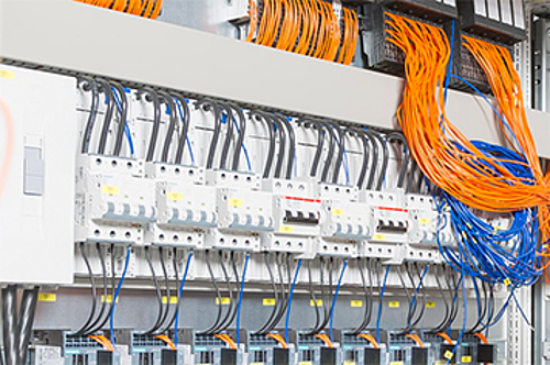 Programmable logic controllers (PLC) in intralogistics | IGZ