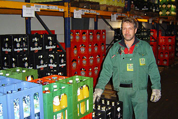 IGZ Referenzen: Getränke Essmann Mitarbeiter vor Getränkekisten