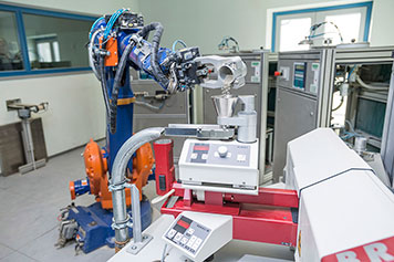 IGZ Referenzen: Rohrdorfer Roboter mit Zementproben